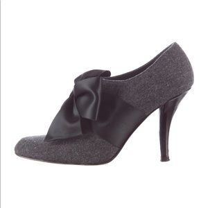 Stuart Weitzman Grey Flannel Bouffant, size 6